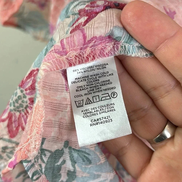 LOFT Floral Mock Neck Flutter Sleeve Top size L - Picture 6 of 9